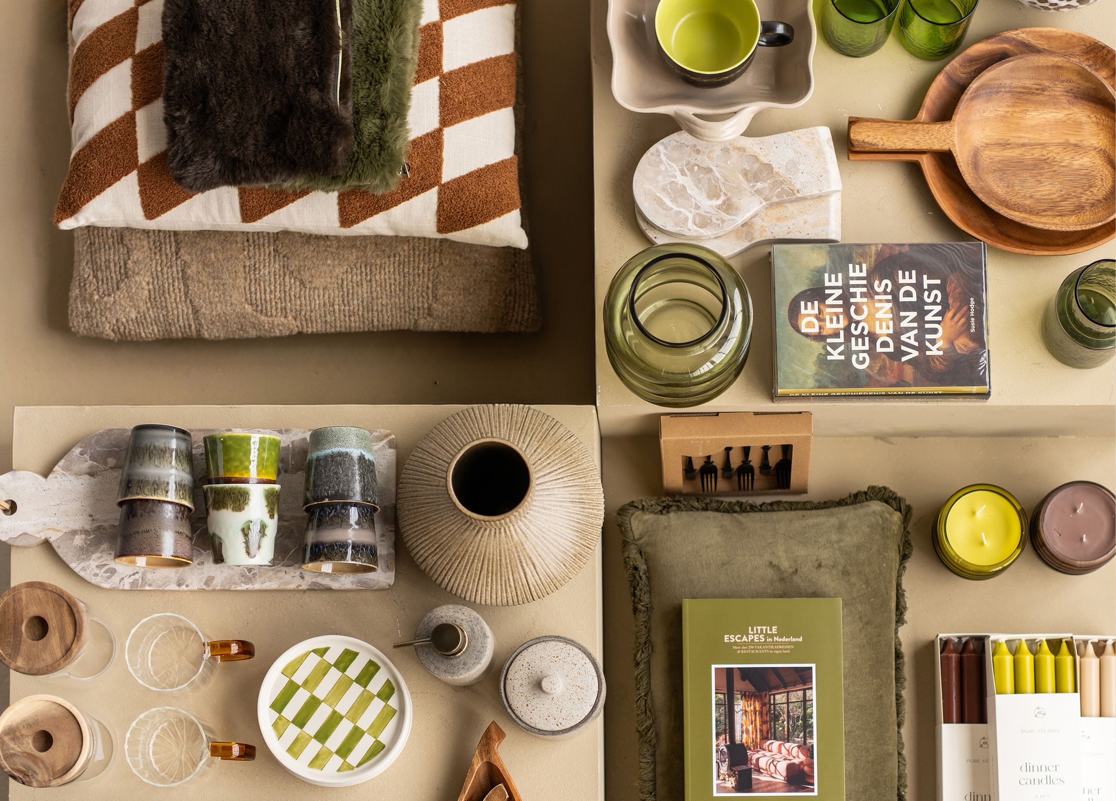 Cadeauitems groen en bruintinten met mokken en kussens
