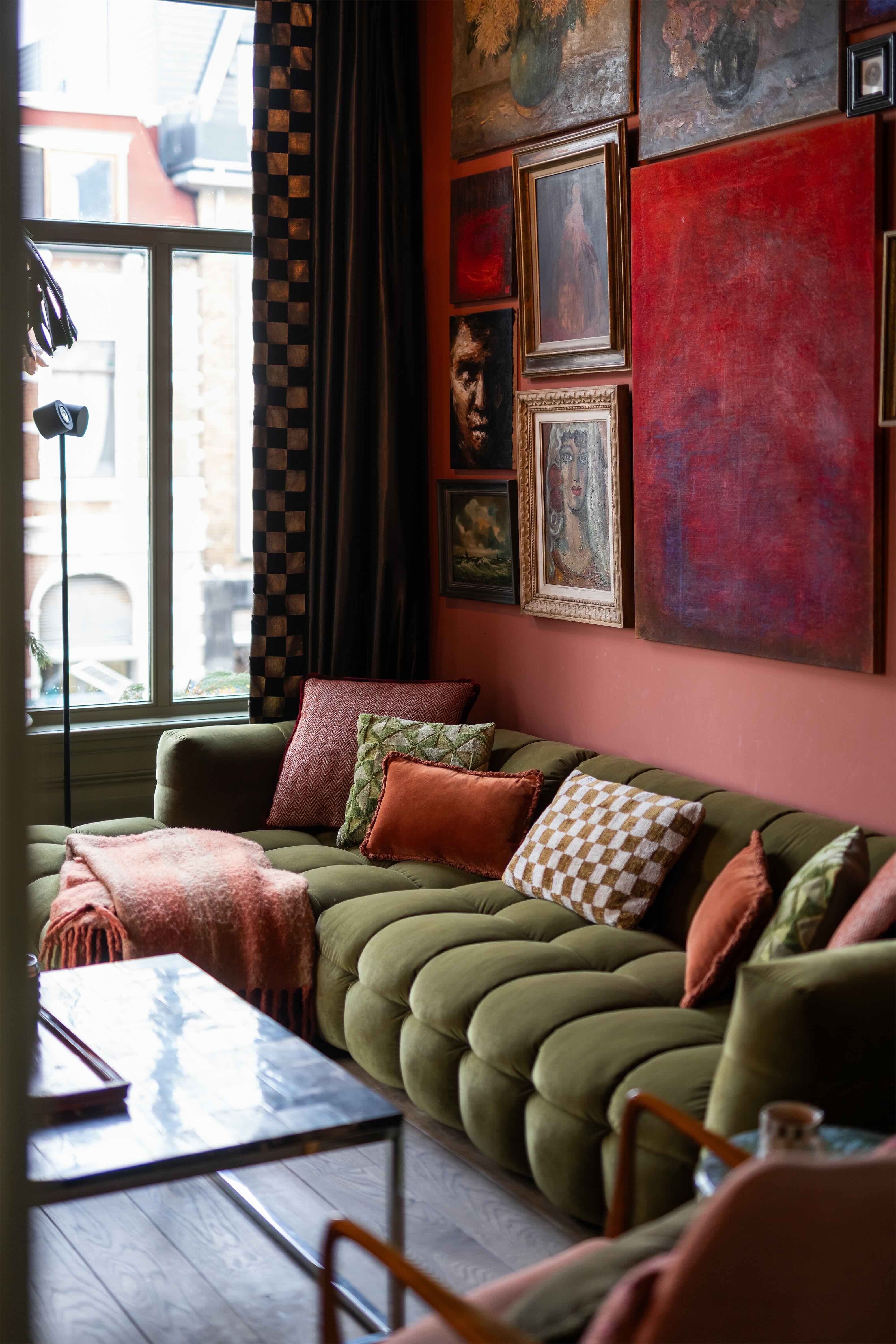 Groene bank met veel kussens