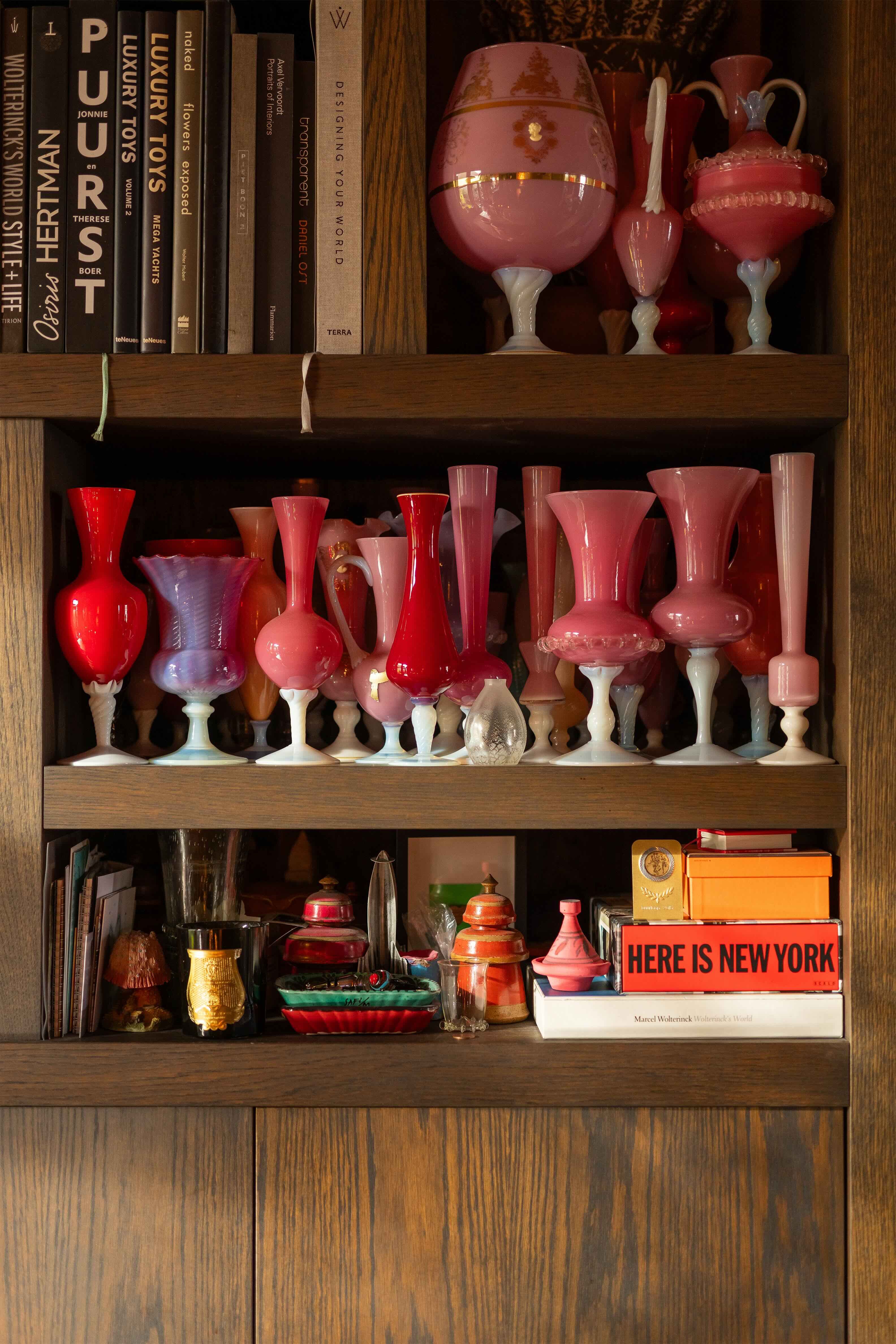 Vele vaasjes in verschillende roze tinten en andere accessoires