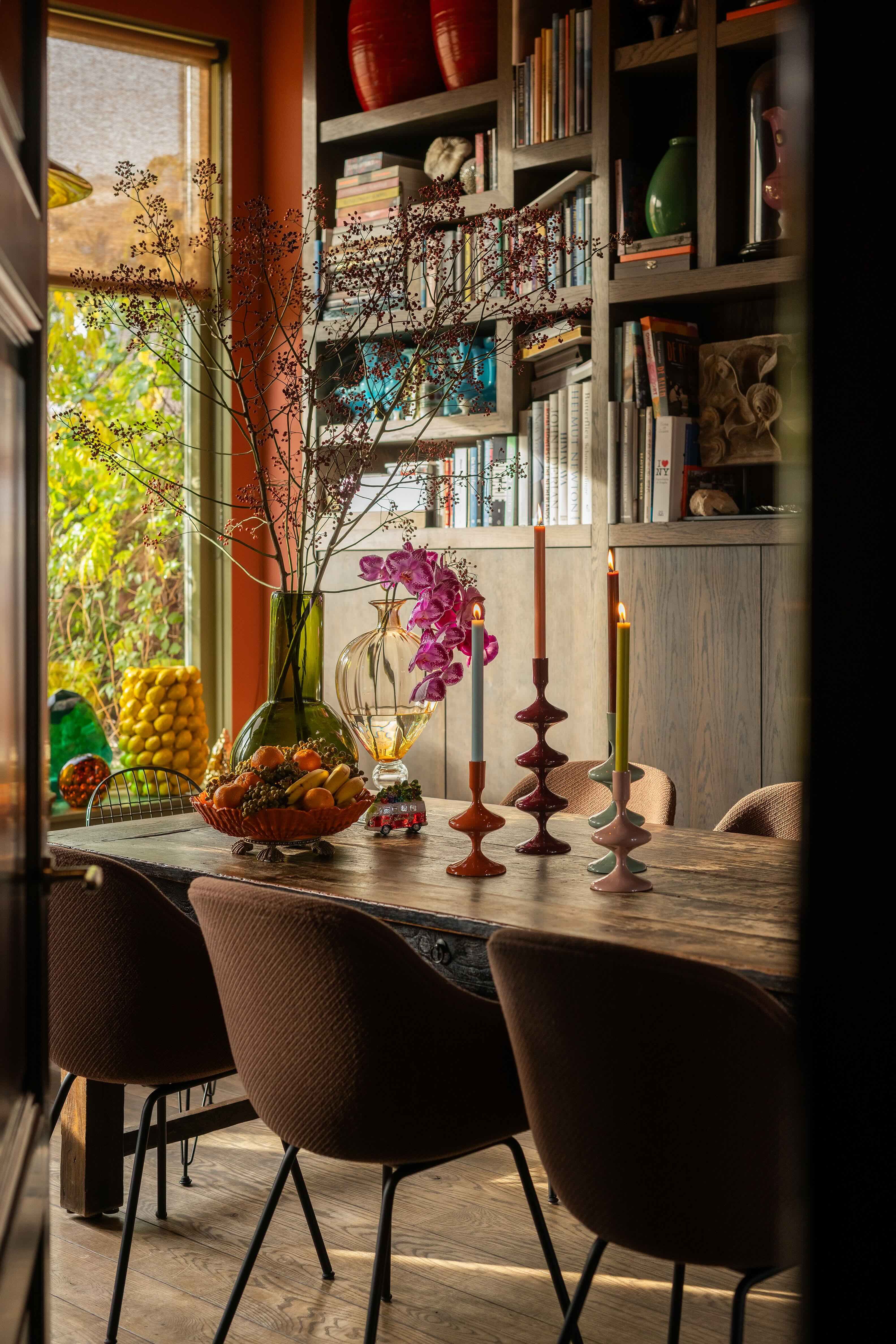 Eetkamer met grote wandkast