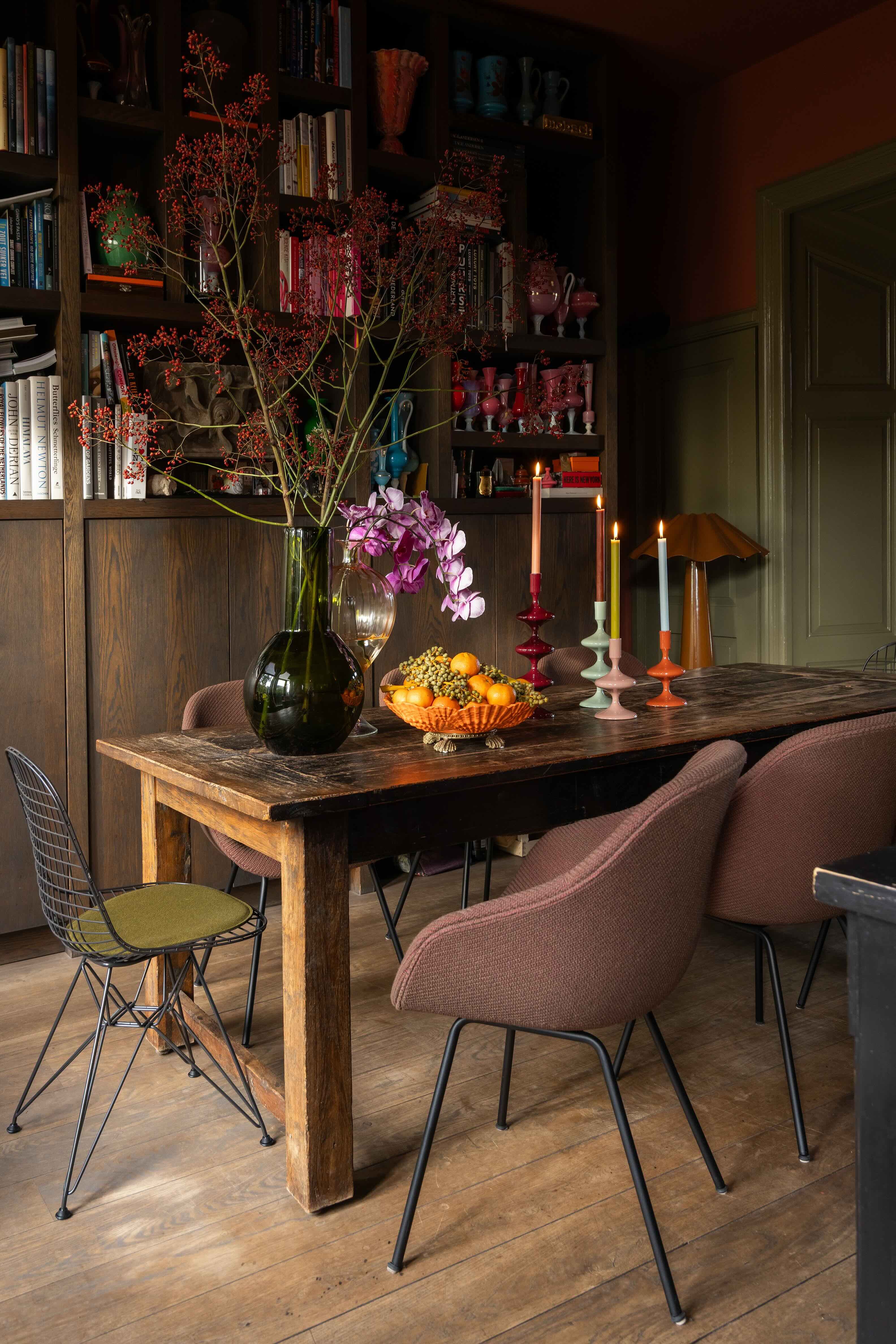 Design stoel aan eettafel