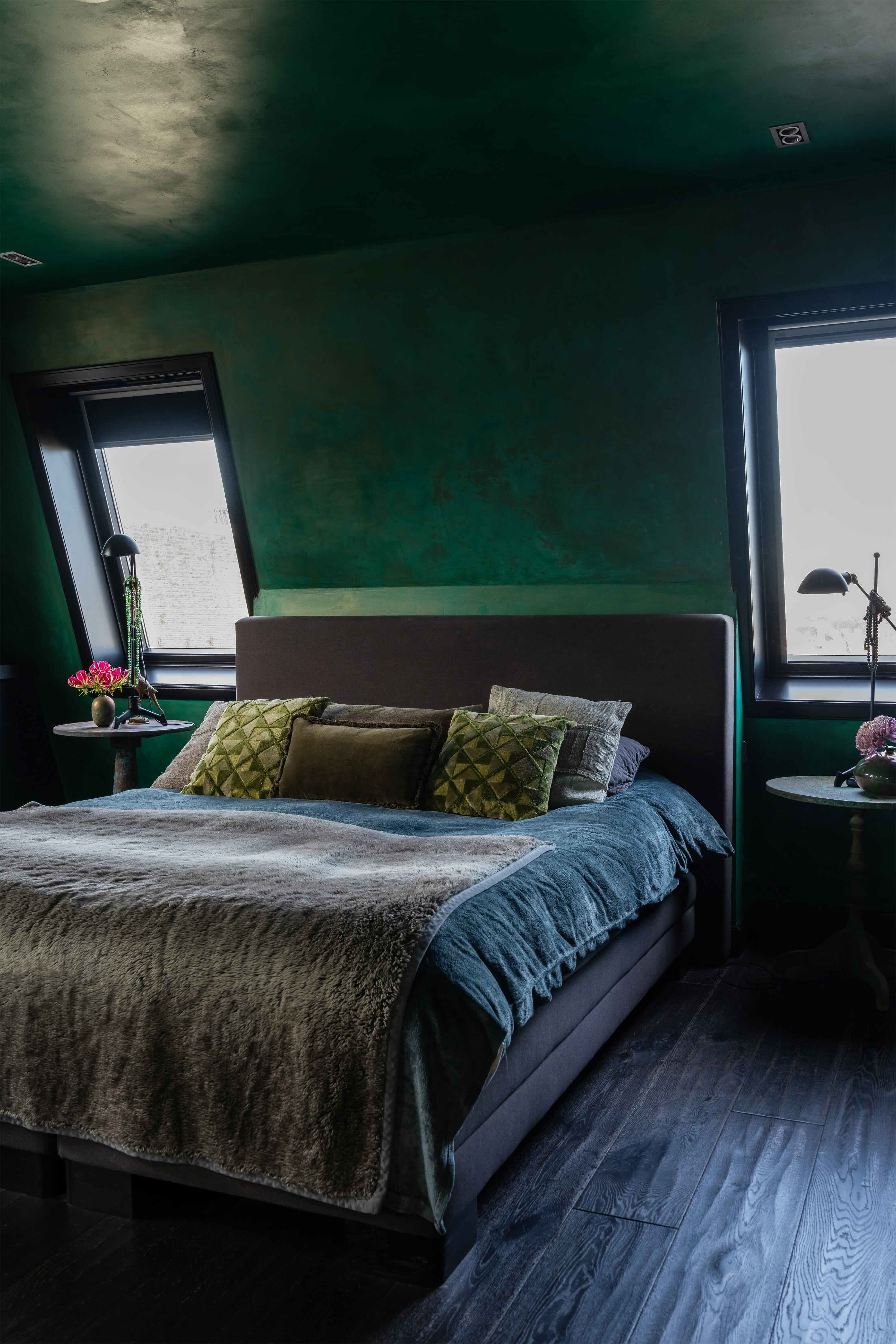 Slaapkamer met groen plafond