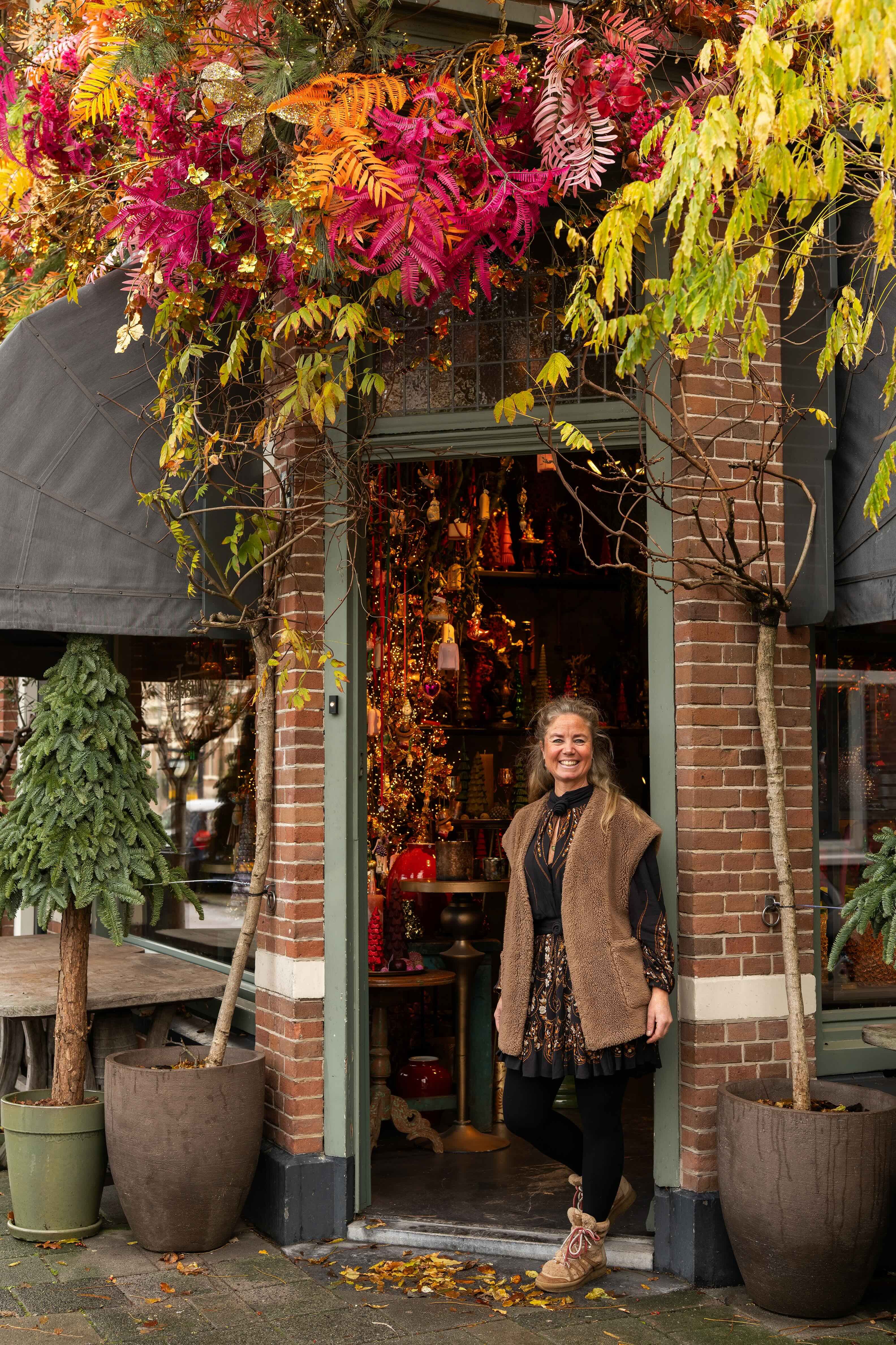 Vrouw in de opening van de deur