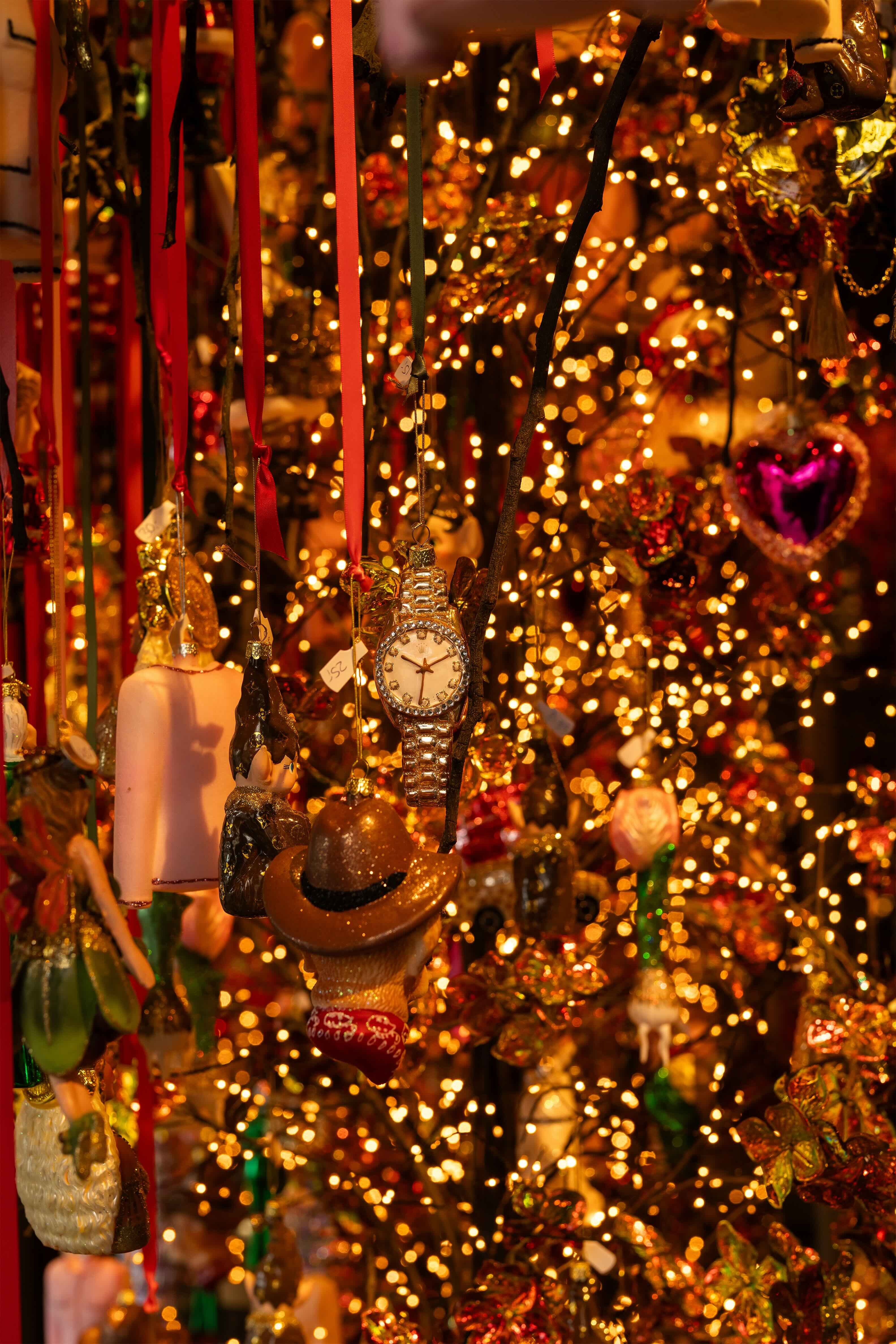 Kerstdecoratie met ornamenten en verlichting