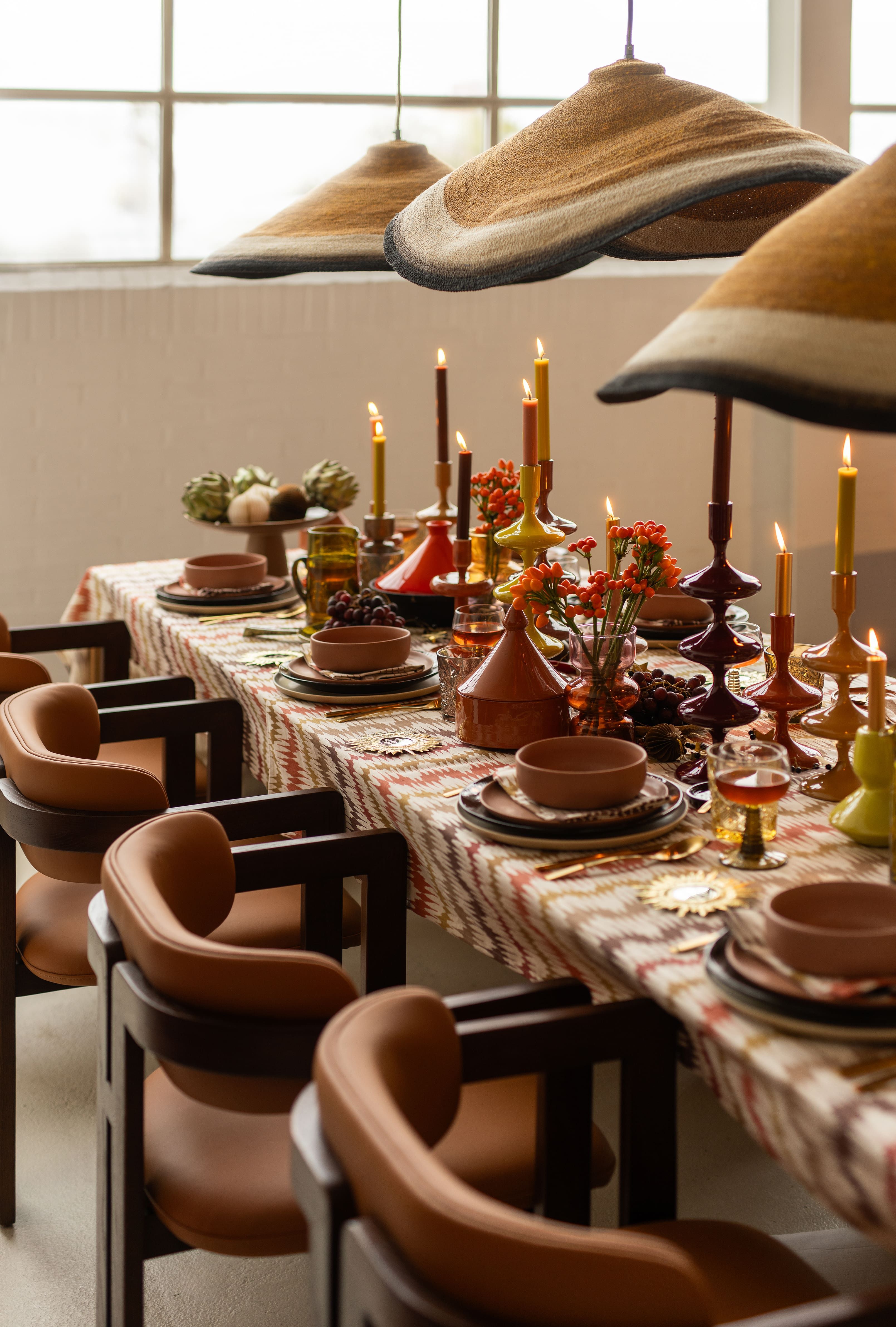 Gedekte tafel met nieuw servies en heel veel kandelaren