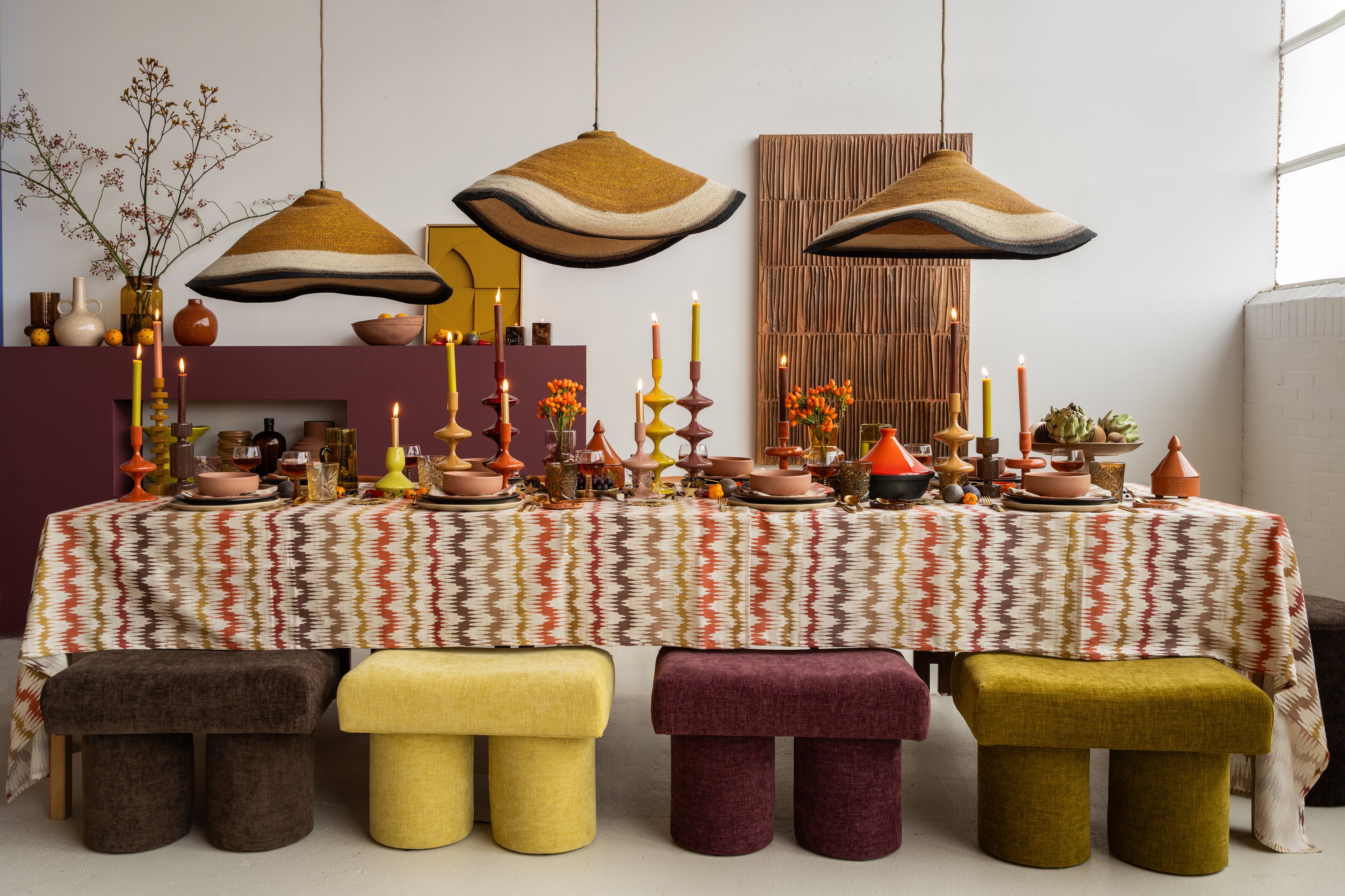 Opgedekte kersttafel met veel verschillende accessoires