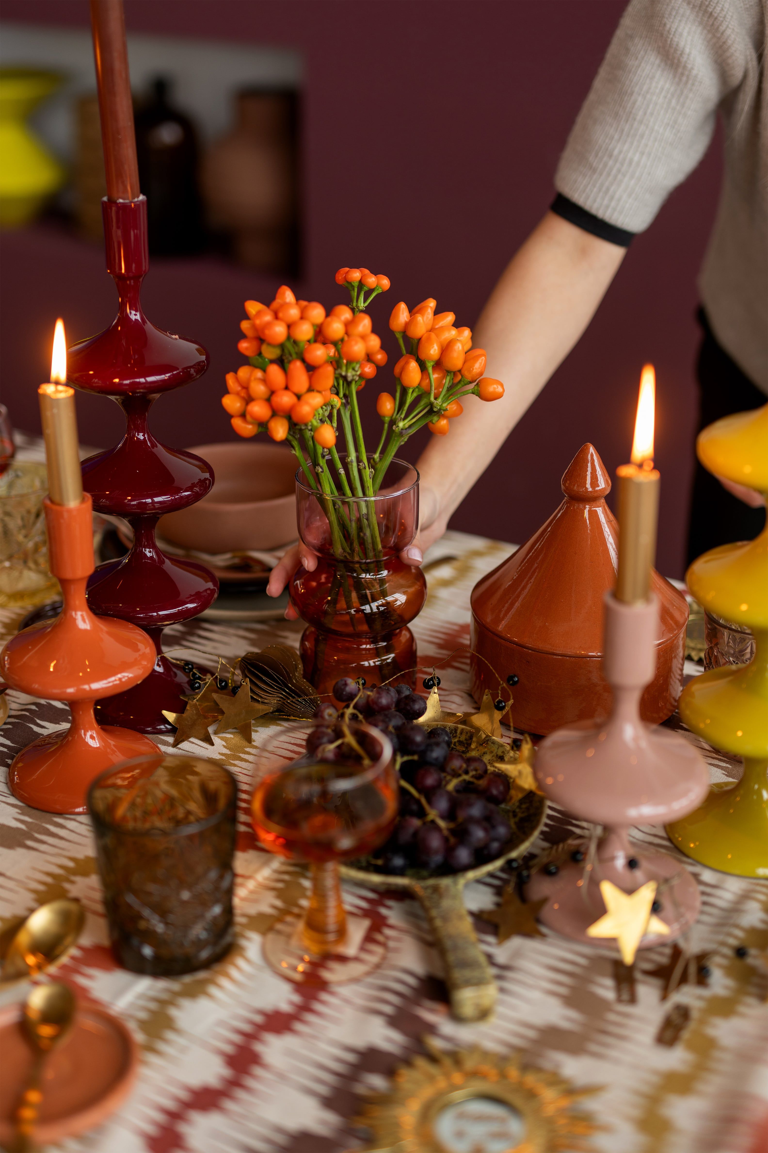 Persoon met vaas vol bloemen en kerstversiering