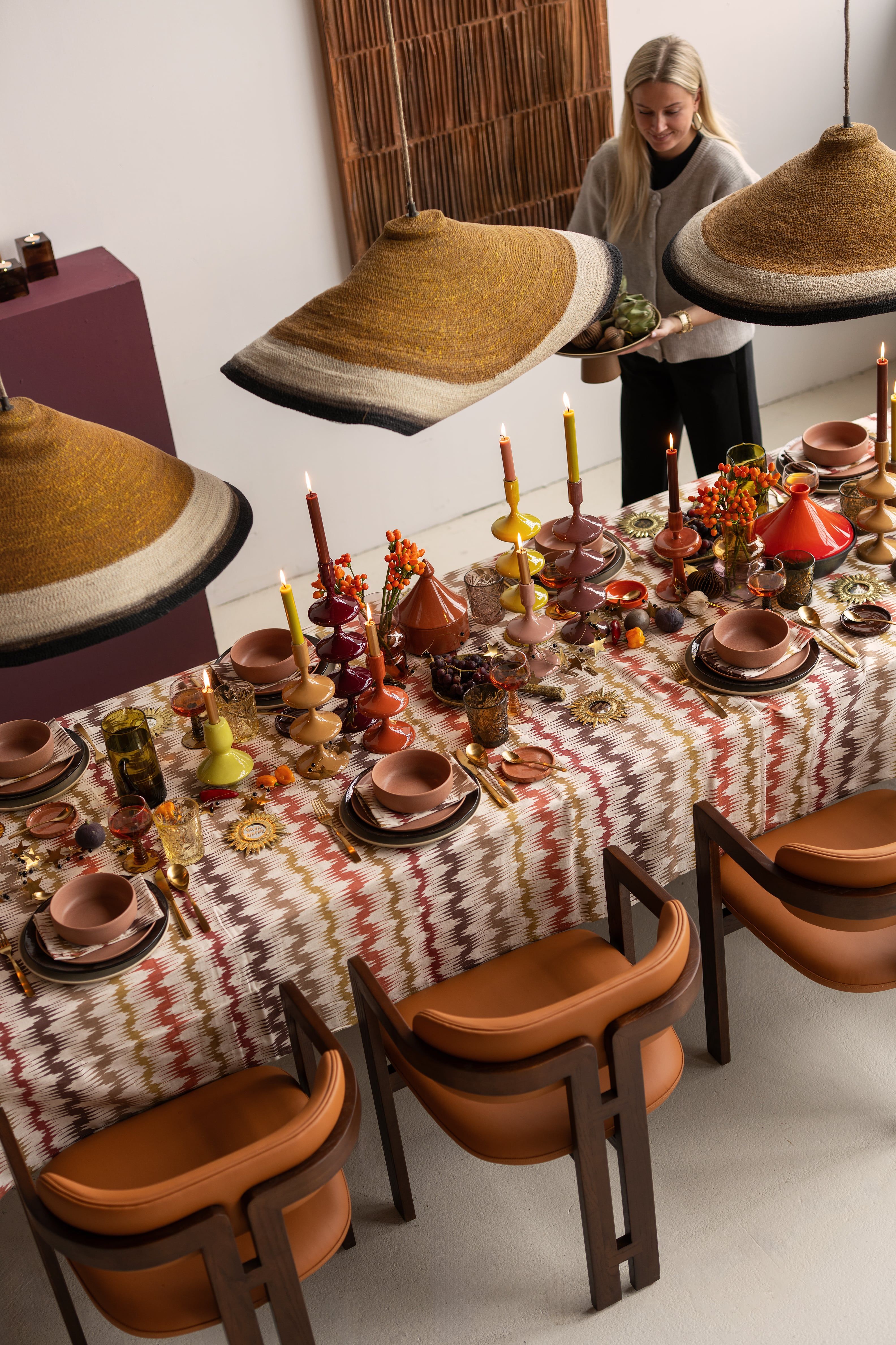 Vrouw in beeld bij een kersttafel