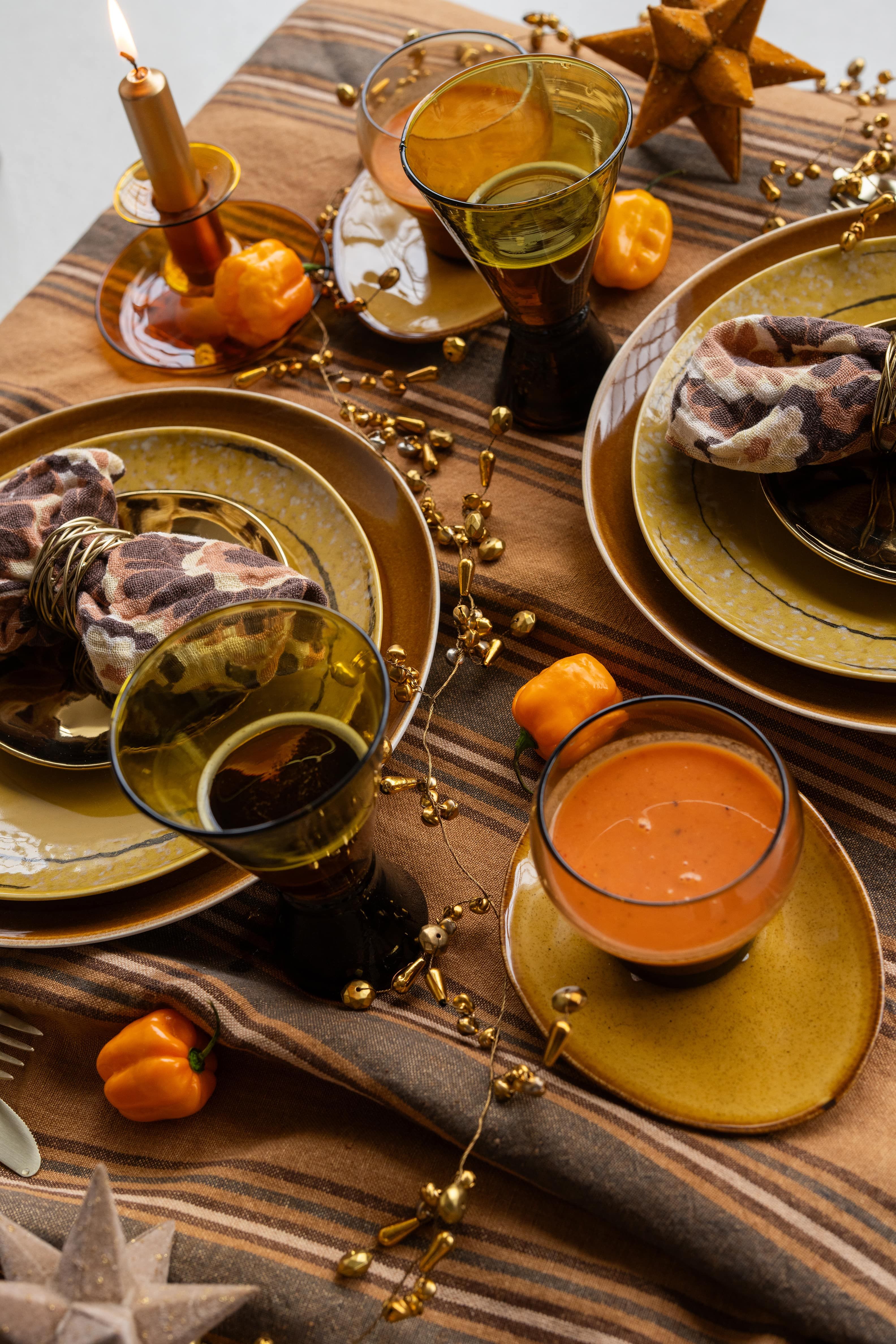 Statement tafelkleed met verschillend servies