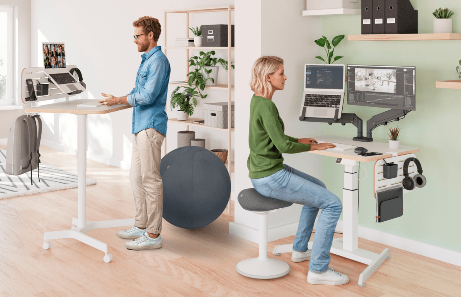 Man aan sta-bureau en vrouw aan zit bureau