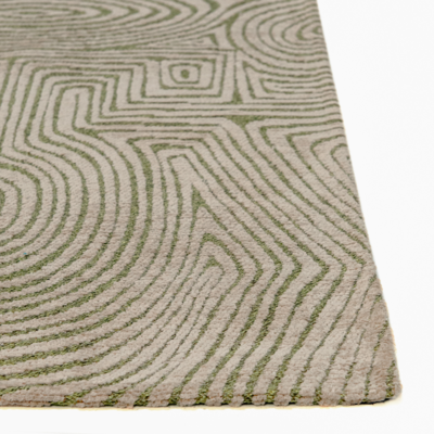 Geometrisch groen vloerkleed Tabasco met cirkels en labyrinten in goudgeel