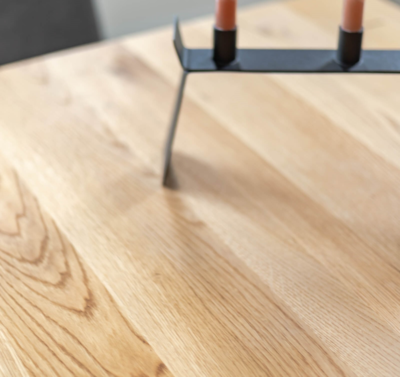 They &amp; Me eettafel Joy – ovaal – eiken rustiek lak – onderstel RAL9010 zuiverwit