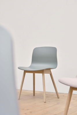 HAY stoel AAC 12 - zwart gelakt frame