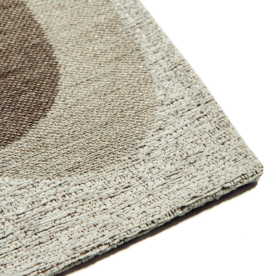 Grijs tapijt met willekeurige, ronde vormen en een "Café" bonenmotief