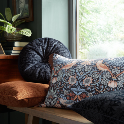 sierkussen william morris at home strawberry thief blue