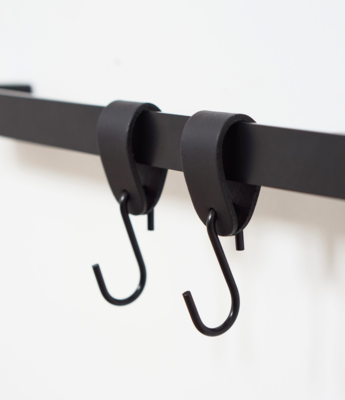 S-haakje Zwart + leren hanger - Maat M - set van 4