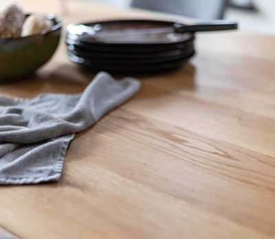 They &amp; Me eettafel Joy – plat ovaal – eiken rustiek olie - onderstel RAL9017 verkeerszwart