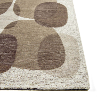 Grijs tapijt met willekeurige, ronde vormen en een "Café" bonenmotief