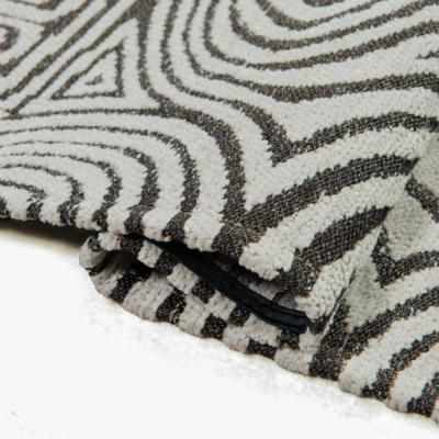 Geometrisch Off-white vloerkleed Tabasco met cirkels en labyrinten in goudgeel