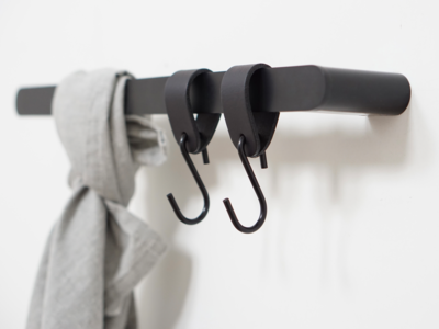 S-haakje wit + leren hanger - Maat M - set van 4