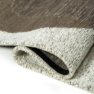 Grijs tapijt met willekeurige, ronde vormen en een "Café" bonenmotief