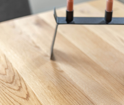 They &amp; Me eettafel Joy – bootsvorm – eiken rustiek lak– onderstel RAL9017 verkeerszwart