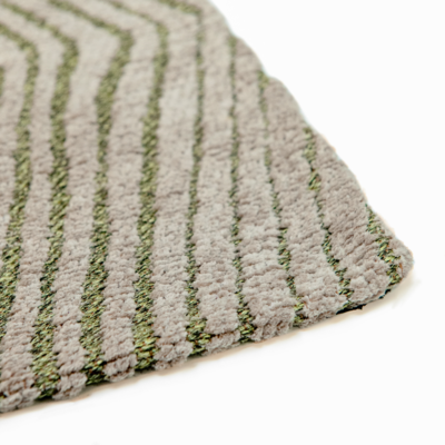 Geometrisch groen vloerkleed Tabasco met cirkels en labyrinten in goudgeel