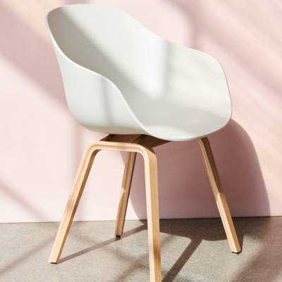 HAY stoel AAC 222 - eiken gelakt frame