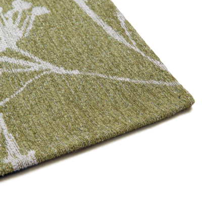 Parsley groen bloementapijt met elegant wit bloempatroon