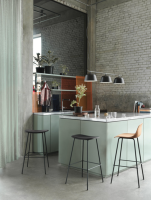 Muuto barkruk met rugleuning Fiber Bar Stool Tube Base