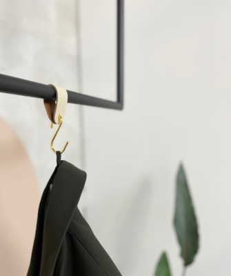 S-haakje Zwart + leren hanger - Maat M - set van 4