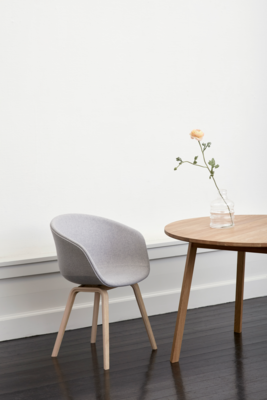 HAY stoel AAC23 - eiken gelakt frame