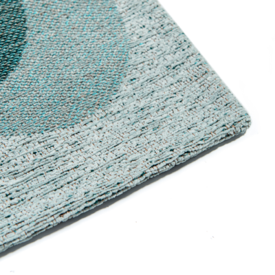 Groen en blauw tapijt met willekeurige, ronde vormen en een "Café" bonenmotief