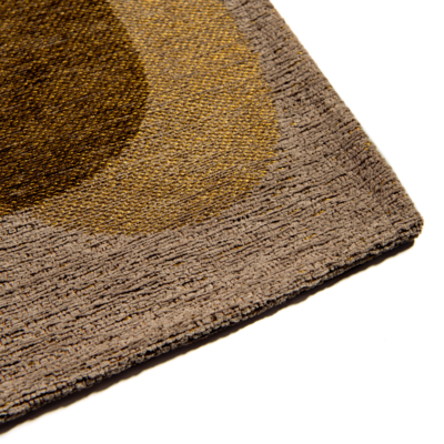 Geel tapijt met willekeurige, ronde vormen en een "Café" bonenmotief